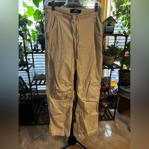 Hollister women’s Beige Capris